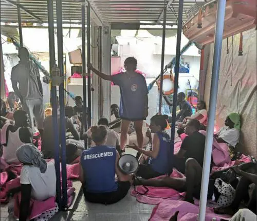 Mare Jonio, arriva l'ok allo sbarco: scendono tutti i migranti