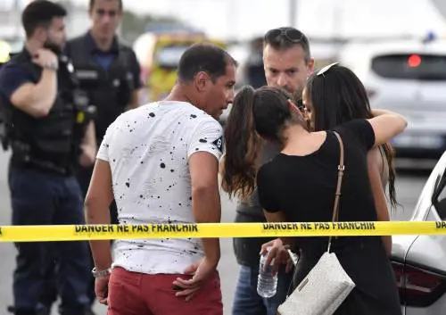 Francia, accoltellati in strada. Torna l'incubo del terrorismo