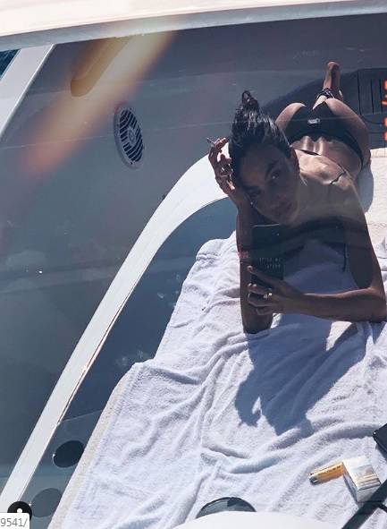Chiara Biasi super sexy a Formentera: il suo lato b in barca ipnotizza i fan