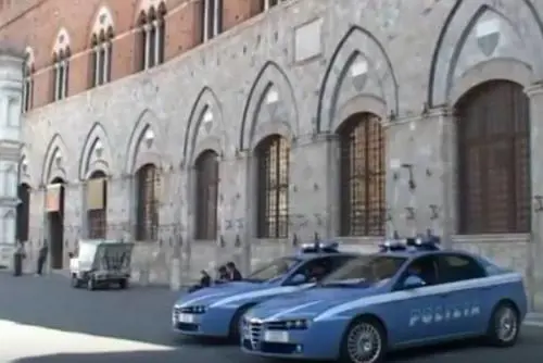 Siena, gambiano sale sul bus e pesta turista per rubarle la collana