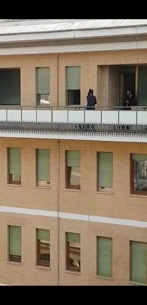 La moglie partorisce, lui le punta un coltello alla gola in ospedale