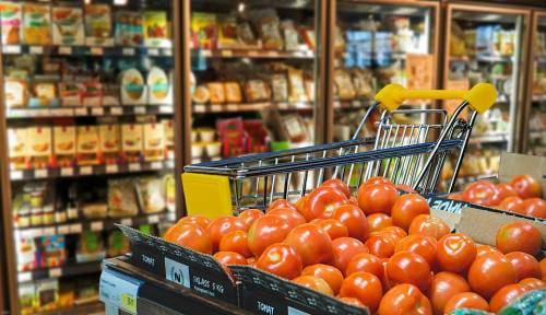 Giallo in un supermercato di Pisa: donna trovata morta nel bagno