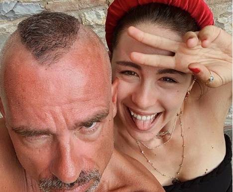 "Questo è vero amore". Eros Ramazzotti e la figlia Aurora complici nel selfie che stupisce tutti 