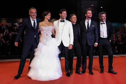 Penelope Cruz raggiante sul red carpet del Festival di Venezia 