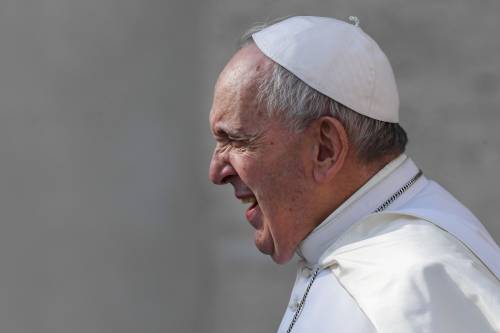 Il Papa: "Qualche politico merita insulti, ma preghiamo per loro"