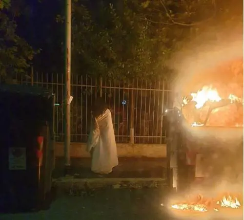 Spaventa i passanti e li rincorre con il coltello: il "Samara challenge" sbarca a Roma