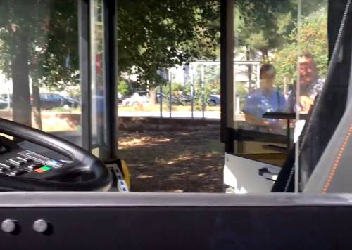 Roma, somalo manda in frantumi vetro di un bus e attacca militari
