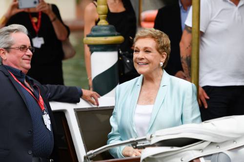 Bagno di folla per l'arrivo a Venezia di Julie Andrews