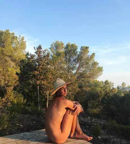 Eva Riccobono nuda su Instagram: "Vestiti e scarpe non mi piacciono"