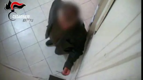 Comune di Qualiano, 17 dipendenti denunciati perché marcavano il cartellino e uscivano