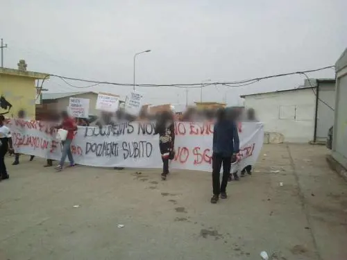 Foggia, braccianti in piazza per chiedere i permessi di soggiorno