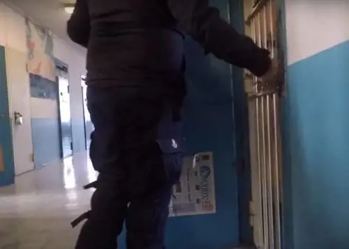 Detenuto gambiano pretende manda 4 agenti in ospedale