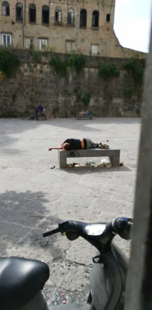 Napoli, ubriaconi e tossici a Porta Capuana 
