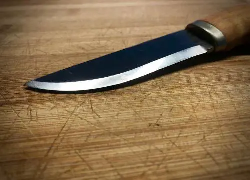 Uomo accoltella la sua ex e viene massacrato dal compagno di lei