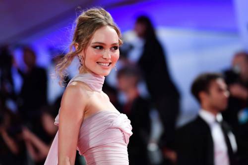 Bagno di folla al red carpet di "The King" per Timothée Chalamet e Lily-Rose Depp