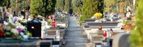 Incidente al cimitero: donna cade in una voragine