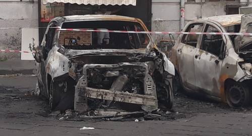 Napoli, tre carcasse di auto bruciate ferme da giorni nel centro storico