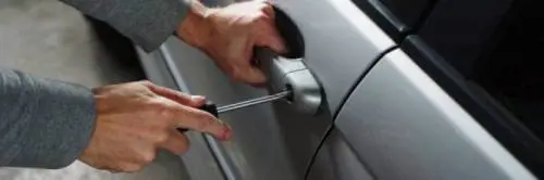Scoperta centrale di pezzi di auto rubate: in manette due pregiudicati