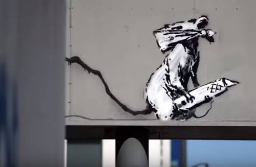 Banksy imputato per diffamazione. Dovrà mostrare la sua identità in tribunale