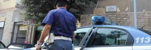Insulti e minacce ai poliziotti, poi fugge e tenta di investirli