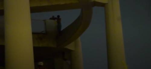 Sale a 25 metri e minaccia il suicidio: l'idea di un poliziotto gli salva la vita