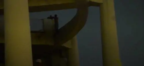 Sale a 25 metri e minaccia il suicidio: l'idea di un poliziotto gli salva la vita