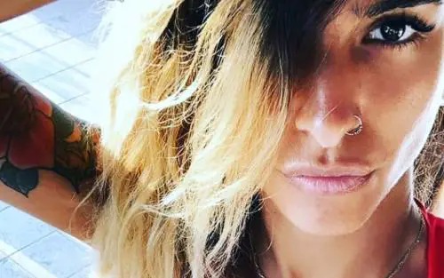 La scollatura di Erica Piamonte in piscina fa impazzire i follower