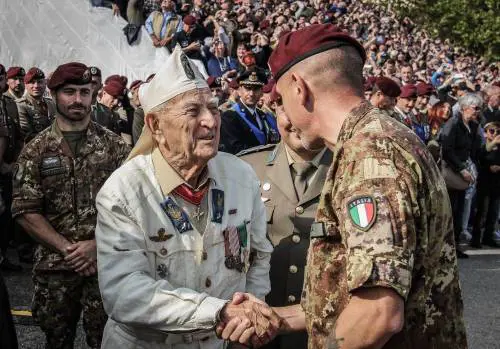 Veglia dei parà della Folgore all'ultimo leone di El Alamein