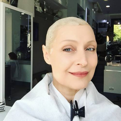 Sabrina Paravicini, la foto dal parrucchiere dopo le chemio fa il pieno di like