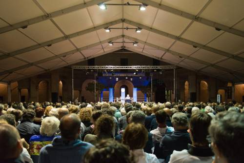 Gli scrittori non si "vedono", si "ascoltano". Ma ormai anche Mantova è solo uno show