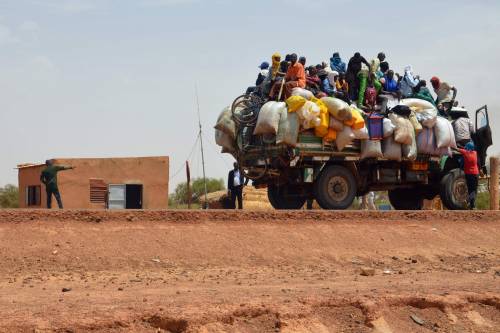 La grande marcia dei migranti sfruttata da politici e media