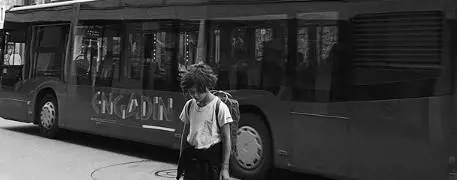 La foto del figlio di Belen Rodriguez indigna il web. "La prima cosa è l’educazione"