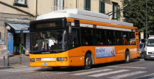 Autobus si riempie di fumo nel centro di Napoli: feriti alcuni viaggiatori