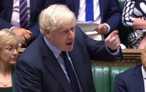 Johnson sconfitto sfida i laburisti: "Brexit o elezioni anticipate"