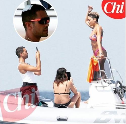 Mahmood si ferisce durante un tuffo: per lui un vistoso cerotto in testa
