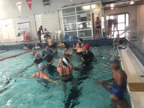 Parigi, attiviste pro-burkini scatenano il caos e fanno chiudere la piscina