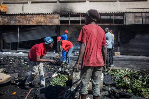 Corpi bruciati e assalti ai negozi: in Sudafrica è caccia allo straniero
