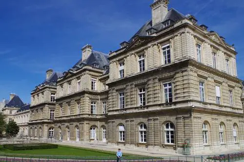 Francia, scoperti cimeli nazisti nelle stanze dei dipendenti del Senato