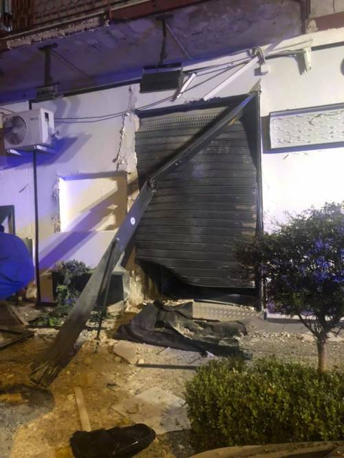 Bomba nel Napoletano: il negozio squarciato dall'esplosione