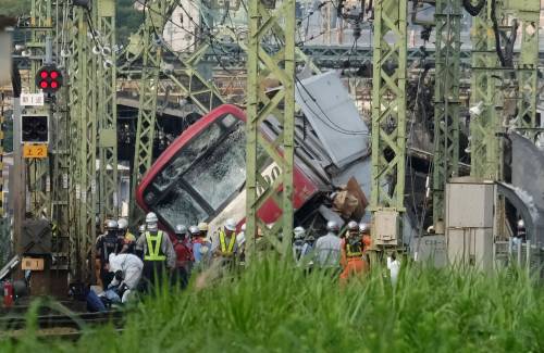 Giappone, scontro tra treno e camion a passaggio a livello: decine di feriti