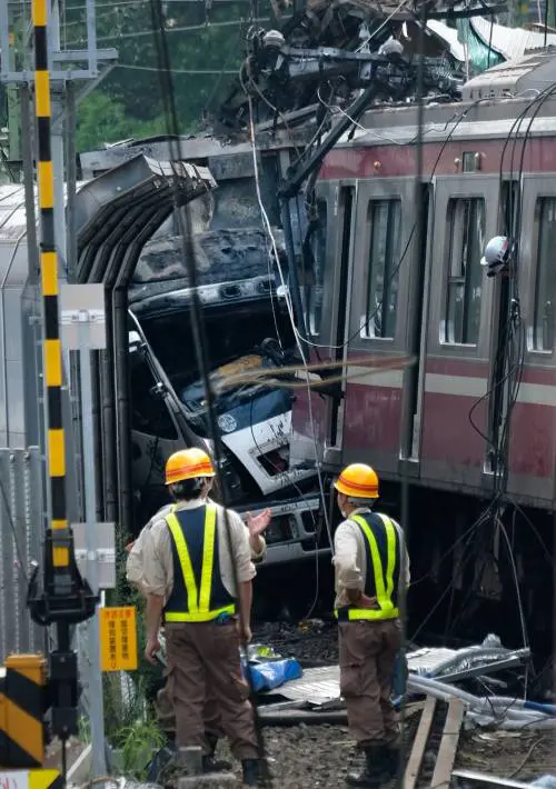 Giappone, treno e camion si scontrano a passaggio a livello