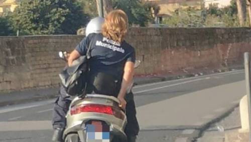 Vigilessa senza casco su uno scooter per le strade di Napoli