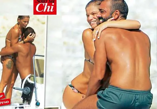 Alessandra Amoroso, coccole e baci hot al mare con il suo compagno