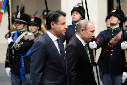 "Sembra scritta da Putin". E in Aula scoppia la bufera