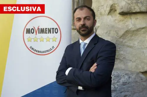 Ma per i social va licenziato: cosa dice il Pd del suo alleato?