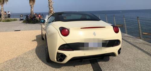 Bordighera, monegasco posteggia Ferrari su belvedere, 253 euro di multa