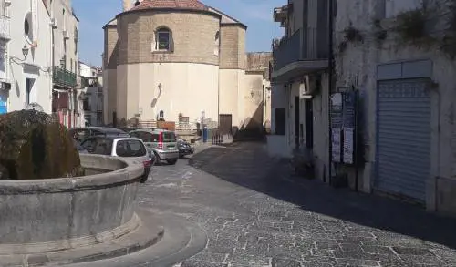 Tenta la truffa dello specchietto: 29enne ai domiciliari