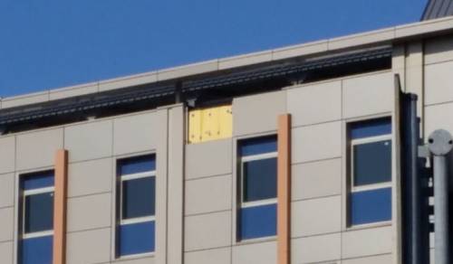 Il nuovo Ospedale del Mare cade a pezzi: si staccano i pannelli dalla facciata esterna