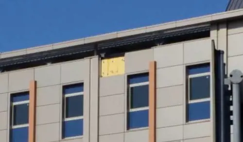 Il nuovo Ospedale del Mare cade a pezzi: si staccano i pannelli dalla facciata esterna