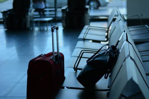 Nasconde neonato nella valigia: arrestata in aeroporto
